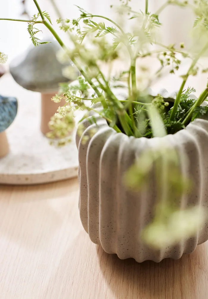 dekoracja stolika kawowego - taca i wazon